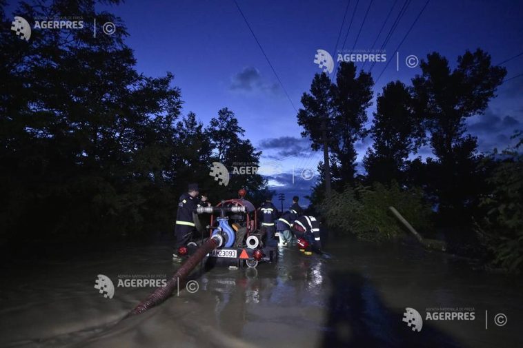 Prahova: Apa din albia pârâului Jepi din Bușteni – evacuată cu o motopompă pentru a evita inundațiile