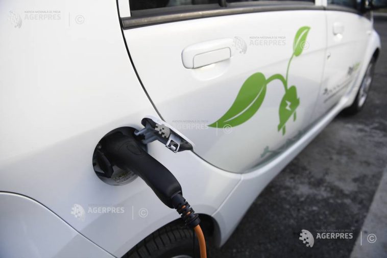 Numărul autovehiculelor electrice noi, înmatriculate în România în primul semestru, se apropie de 9.000 (companie)
