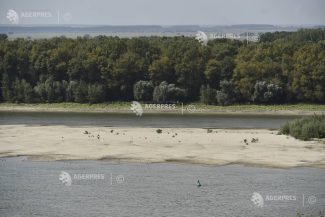 Mehedinți: Vas de croazieră cu 186 de pasageri, eșuat pe Dunăre în zona Salcia; navigația nu este afectată