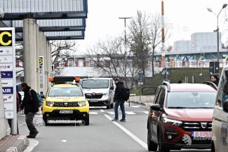 Șapte stații de încărcare ultra-rapide pentru vehicule electrice, puse în funcțiune la Aeroportul Otopeni, în apropierea Terminalului Plecări