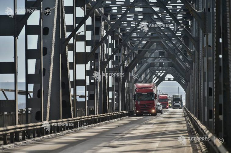 Giurgiu: Circulația pe Podul Prieteniei, restricționată în perioada 15-16 iulie pentru montarea unor corpuri de iluminat