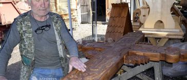 REPORTAJ/Mureș: Tezaurul Uman Viu, Petruț Chirteș, singurul din Transilvania care mai sculptează troițe