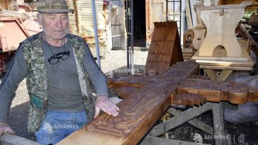 REPORTAJ/Mureș: Tezaurul Uman Viu, Petruț Chirteș, singurul din Transilvania care mai sculptează troițe