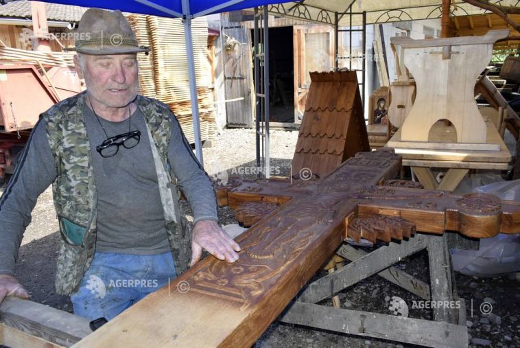 REPORTAJ/Mureș: Tezaurul Uman Viu, Petruț Chirteș, singurul din Transilvania care mai sculptează troițe