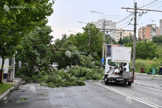 Cod roșu de vijelie puternică în București, până la ora 18:45