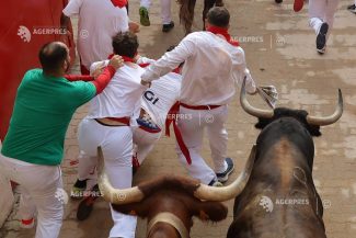 Două persoane rănite grav în timpul ultimei curse cu tauri a festivalului de la Pamplona din acest an