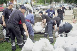 VIDEO Prahova: Saci de nisip vor fi amplasați în zone din Bușteni pentru a preveni inundațiile în caz de viituri