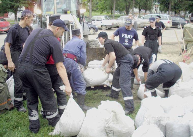 VIDEO Prahova: Saci de nisip vor fi amplasați în zone din Bușteni pentru a preveni inundațiile în caz de viituri