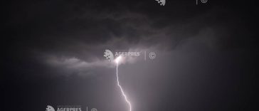 Cod portocaliu de averse și descărcări electrice în zone din două județe, sâmbătă după-amiaza