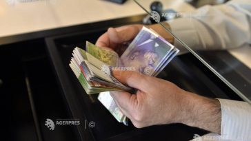 Euro, lira turcească și lekul albanez, în topul schimburilor valutare pentru români în sezonul estival (analiză)