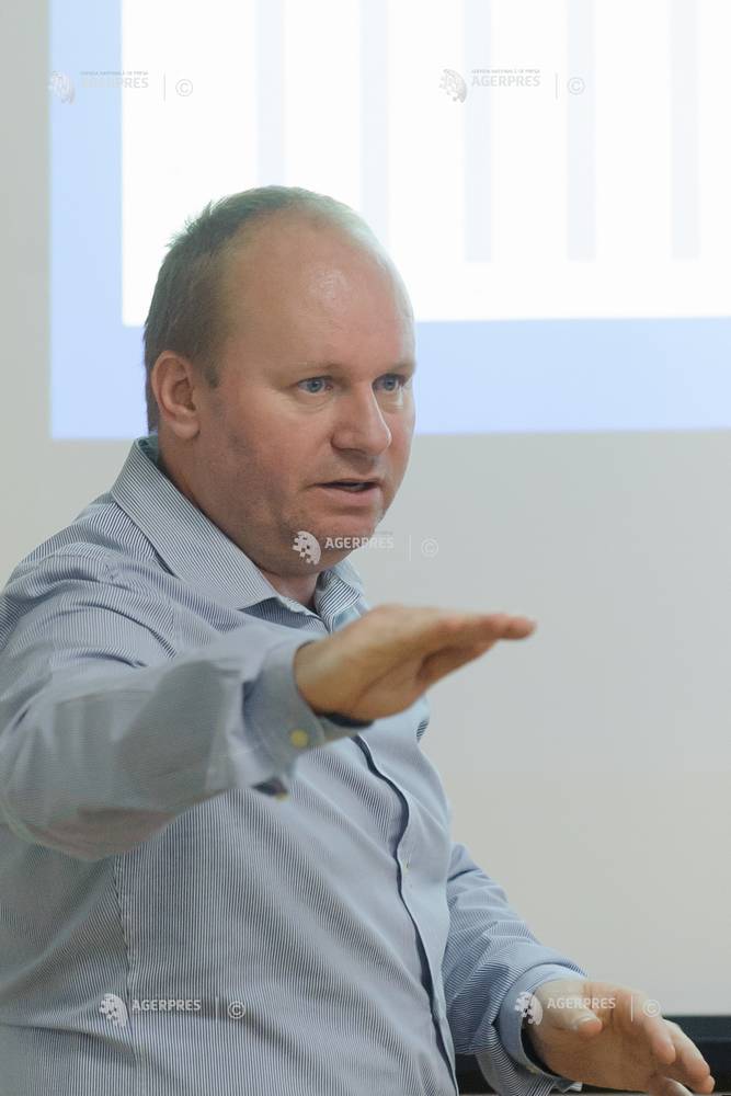 Plafonarea accizei la carburanți a fost o măsură fără efect vizibil la pompă (profesor de economie)