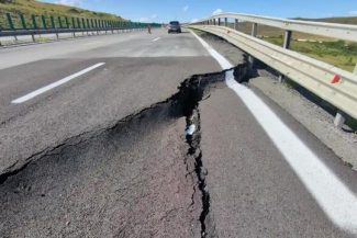 DRDP Cluj a sesizat Prefectura judeţului pentru luarea măsurilor necesare în cazul surpării unei porţiuni a autostrăzii A10 Sebeş-Turda/ Zona este monitorizată permanent, iar marţi încep lucrările pentru punerea în siguranţă a sectorului afectat