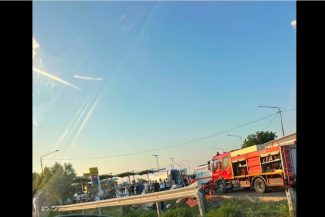 Accident pe A 2 – O persoană a murit şi alte trei au fost rănite după ce două maşini s-au ciocnit, una răsturnându-se. Coloană de autovehicule de 3 km în zonă – FOTO