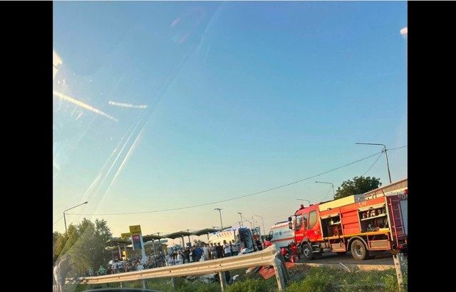 Accident pe A 2 – O persoană a murit şi alte trei au fost rănite după ce două maşini s-au ciocnit, una răsturnându-se. Coloană de autovehicule de 3 km în zonă – FOTO