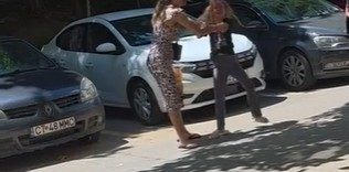 Constanţa: Anchetă a poliţiştilor după ce o femeie şi-a agresat fiica pe stradă / Scenele au fost filmate şi au ajuns în online