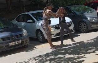 Constanţa: Anchetă a poliţiştilor după ce o femeie şi-a agresat fiica pe stradă / Scenele au fost filmate şi au ajuns în online