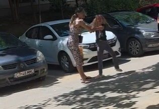 Constanţa: Anchetă a poliţiştilor după ce o femeie şi-a agresat fiica pe stradă / Scenele au fost filmate şi au ajuns în online