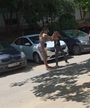 Constanţa: Anchetă a poliţiştilor după ce o femeie şi-a agresat fiica pe stradă / Scenele au fost filmate şi au ajuns în online