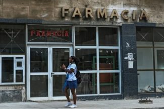 Cuba îşi deschide numeroase sectoare ale economiei privatizării, între altele staţii de alimentare cu carburant, farmacii, instalaţii portuare, gestionarea deşeurilor, energii regenerabile, turismul