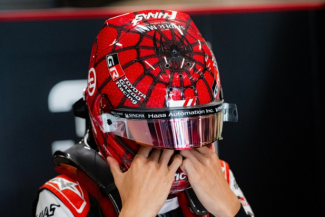Formula 1: Esteban Ocon va purta în următoarele curse o cască cu model Spider-Man / Pilotul l-a întâlnit pe actorul Tom Holland – VIDEO