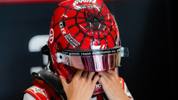 Formula 1: Esteban Ocon va purta în următoarele curse o cască cu model Spider-Man / Pilotul l-a întâlnit pe actorul Tom Holland – VIDEO