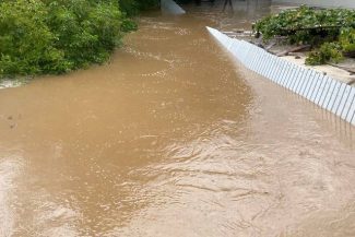 Străzi şi curţi acoperite de ape în judeţul Neamţ, aflat sub cod roşu meteorologic – VIDEO