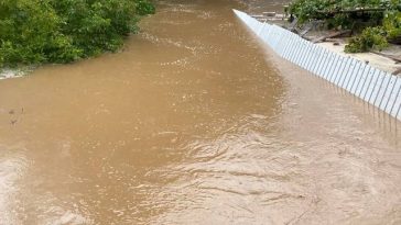 Străzi şi curţi acoperite de ape în judeţul Neamţ, aflat sub cod roşu meteorologic – VIDEO