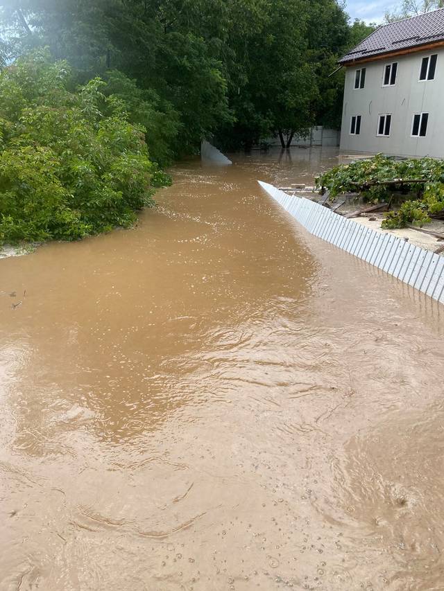 Străzi şi curţi acoperite de ape în judeţul Neamţ, aflat sub cod roşu meteorologic – VIDEO