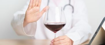 Un pahar de vin roşu pe zi, benefic pentru inimă? Un nou studiu încearcă să clarifice concluziile contradictorii privind beneficiile şi riscurile consumului de alcool