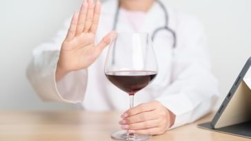 Un pahar de vin roşu pe zi, benefic pentru inimă? Un nou studiu încearcă să clarifice concluziile contradictorii privind beneficiile şi riscurile consumului de alcool