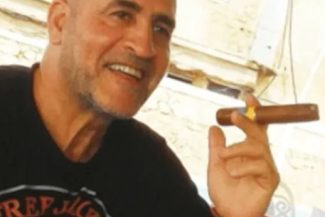 Daniel Siad, cel care ar fi recrutat fotomodele pentru Jeffrey Epstein, a fost găsit mort la domiciliul său din apropierea Parisului. Este deja al doilea bărbat asociat cu Epstein care moare în Franţa