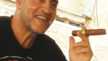 Daniel Siad, cel care ar fi recrutat fotomodele pentru Jeffrey Epstein, a fost găsit mort la domiciliul său din apropierea Parisului. Este deja al doilea bărbat asociat cu Epstein care moare în Franţa