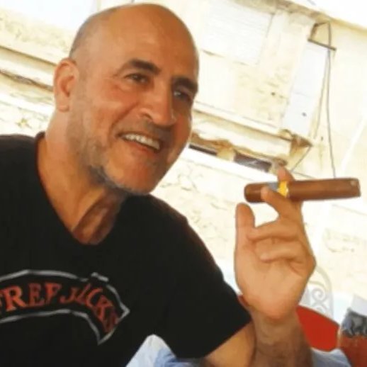 Daniel Siad, cel care ar fi recrutat fotomodele pentru Jeffrey Epstein, a fost găsit mort la domiciliul său din apropierea Parisului. Este deja al doilea bărbat asociat cu Epstein care moare în Franţa