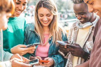 Eurostat: Aproape 75% dintre tinerii europeni deţin cel puţin competenţe digitale de bază / Procente cu mult mai mici în România şi Bulgaria / În UE, fetele au competenţe digitale mai bune, dar nu şi în România