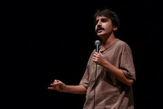 Un renumit umorist turc, cunoscut pentru spectacolele sale de stand-up care generează milioane de vizualizări, a fost arestat la aeroportul din Istanbul pentru insultă la adresa religiei – VIDEO