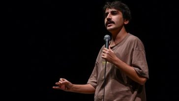 Un renumit umorist turc, cunoscut pentru spectacolele sale de stand-up care generează milioane de vizualizări, a fost arestat la aeroportul din Istanbul pentru insultă la adresa religiei – VIDEO