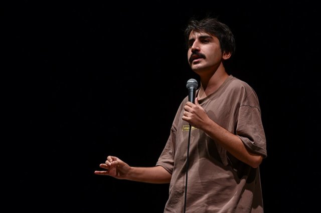 Un renumit umorist turc, cunoscut pentru spectacolele sale de stand-up care generează milioane de vizualizări, a fost arestat la aeroportul din Istanbul pentru insultă la adresa religiei – VIDEO