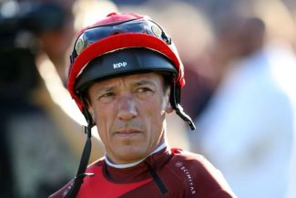 Frankie Dettori, unul dintre cei mai de succes jochei din istorie, a suferit fracturi la coaste şi la degetul mare în urma unui accident rutier