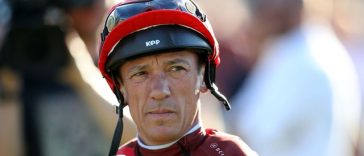 Frankie Dettori, unul dintre cei mai de succes jochei din istorie, a suferit fracturi la coaste şi la degetul mare în urma unui accident rutier