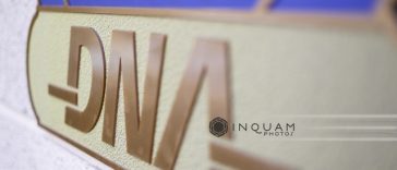 Un comisar de poliţie, fratele său şi reprezentantul unei societăţi, reţinuţi pentru luare şi dare de mită/ Poliţistul ar fi primit bani ca să nu amendeze firma pentru că autocamioanele sale depăşeau tonajul maxim admis pe unele sectoare de drum