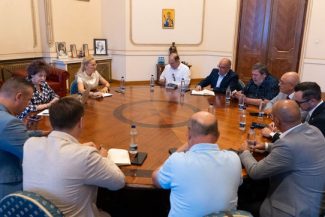 AUR anunţă că încheie un acord de consultare şi dialog cu principalele confederaţii sindicale pentru corectarea Legii salarizării unitare
