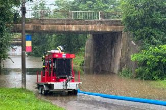 DSU: Peste 50 de case şi zeci de curţi din 20 de localităţi din Dâmboviţa, Ilfov şi Prahova au fost inundate în ultimele ore din cauza ploilor torenţiale/ Vijeliile au avariat trei clădiri şi o maşină – FOTO