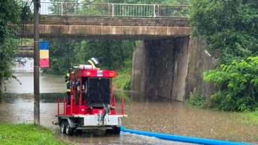 DSU: Peste 50 de case şi zeci de curţi din 20 de localităţi din Dâmboviţa, Ilfov şi Prahova au fost inundate în ultimele ore din cauza ploilor torenţiale/ Vijeliile au avariat trei clădiri şi o maşină – FOTO