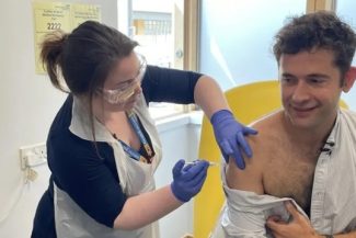 Un vaccin experimental împotriva tulpinii Bundibugyo a ebola a fost administrat unui prim voluntar, Ed Hunt, în vârstă de 37 de ani, la Oxford. Alţi voluntari, în curs de recrutare. ”Am adus acest vaccin-candidat de la concepere la primele teste pe om în