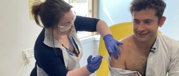 Un vaccin experimental împotriva tulpinii Bundibugyo a ebola a fost administrat unui prim voluntar, Ed Hunt, în vârstă de 37 de ani, la Oxford. Alţi voluntari, în curs de recrutare. ”Am adus acest vaccin-candidat de la concepere la primele teste pe om în