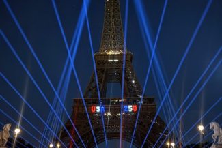 Paris: Un bărbat a fost reţinut după ce s-a căţărat pe Turnul Eiffel pentru a agăţa un drapel american – VIDEO