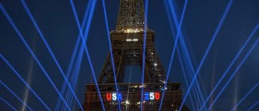 Paris: Un bărbat a fost reţinut după ce s-a căţărat pe Turnul Eiffel pentru a agăţa un drapel american – VIDEO