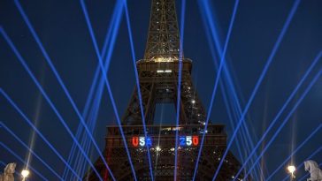 Paris: Un bărbat a fost reţinut după ce s-a căţărat pe Turnul Eiffel pentru a agăţa un drapel american – VIDEO