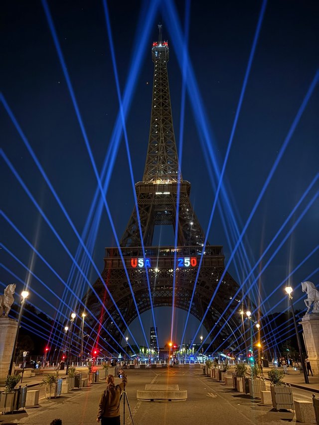 Paris: Un bărbat a fost reţinut după ce s-a căţărat pe Turnul Eiffel pentru a agăţa un drapel american – VIDEO