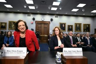 Curtea Supremă a SUA cere în audieri în Congres, primele din 2019, o creştere a bugetului securităţii, după o creştere a ameninţărilor cu 38% în 2026. Elena Kagan şi Amy Coney Barrett cer 21 de mil. $, în vederea repartizării a şase agenţi suplimentari fi